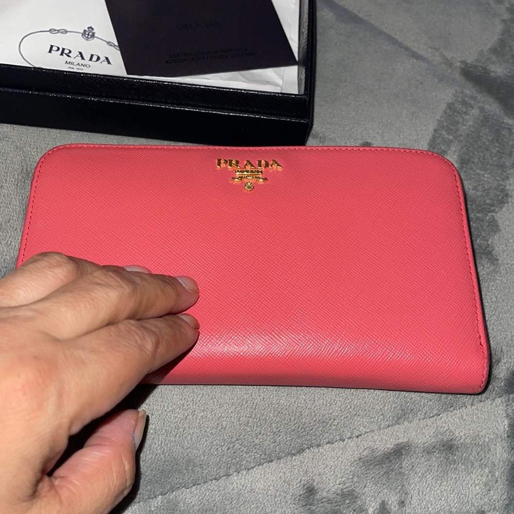 Preloved Prada wallet, excellent condition. Ask any questions.. - Picture 3 of 11